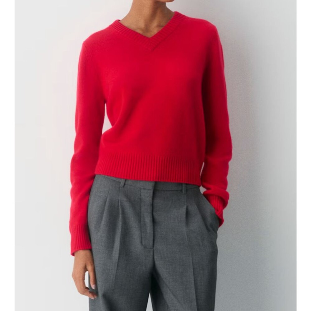 Aritzia Sweater Womens XS Red Cashmere V Neck Tight-Knit Long Sleeve Pullover